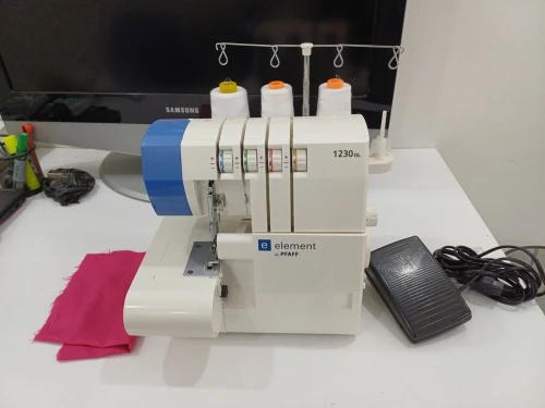 Surjeteuse Element by Pfaff 1230 OL