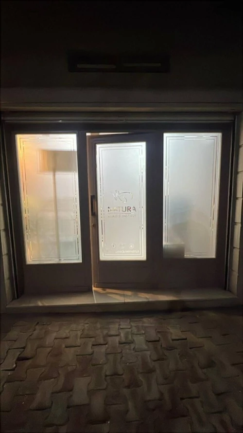 Habillage vitrine autocollant sablé