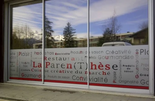Habillage vitrine autocollant sablé