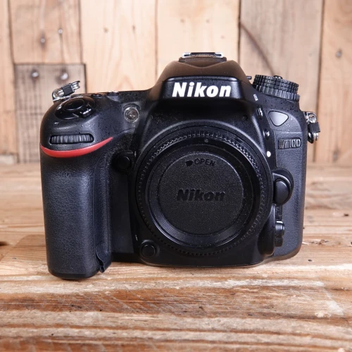 كاميرة Nikon d7100 للبيع ساوم