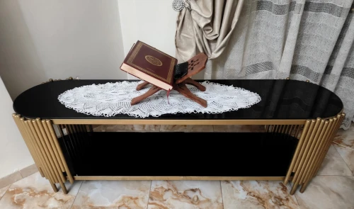 موبل تيفي (Meuble TV) أو طاولة ديكور عصرية - زجاج أسود وذهبي - 180 سم (نقية الله يبارك)