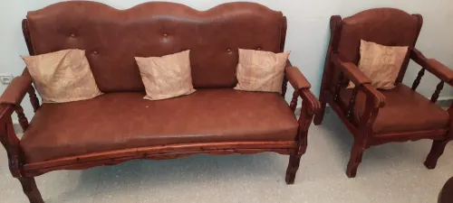 Salon en bois rouge et similicuir 7 places