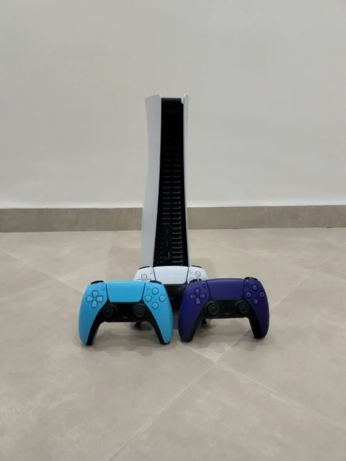 PS5 standard edition avec deux manettes et un chargeurs