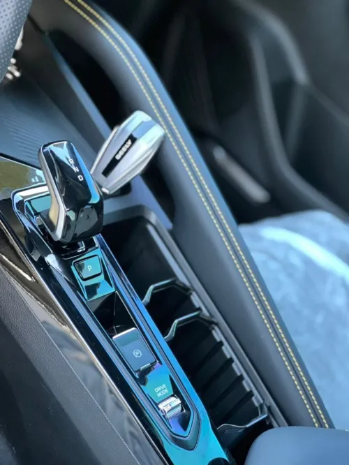 Geely Coolray 2025 La tout sans toit التبادل فقط