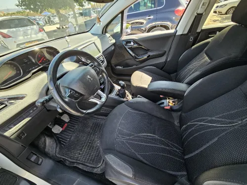 Peugeot 208 2014 Allure 10