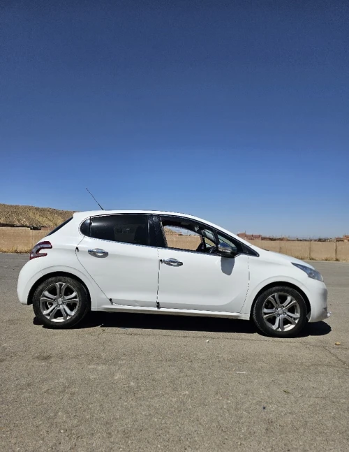 Peugeot 208 2014 Allure 12