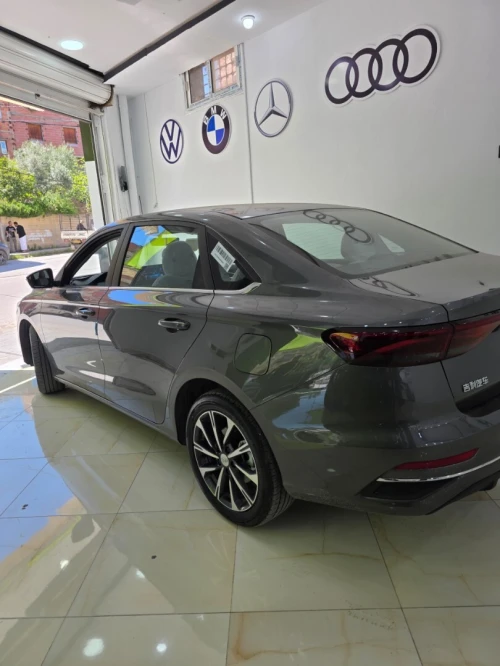 Geely Emgrand 2025 