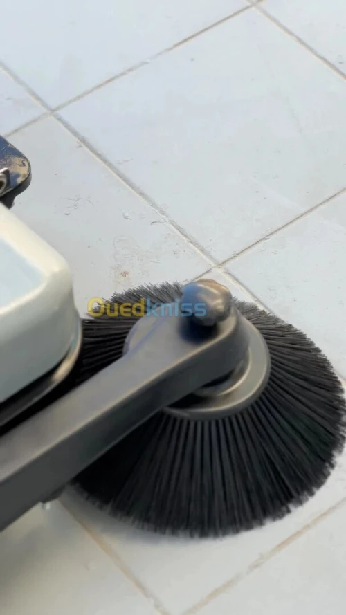 Balayeuse accompagnée professionnelle LAVOR BSW 651 M