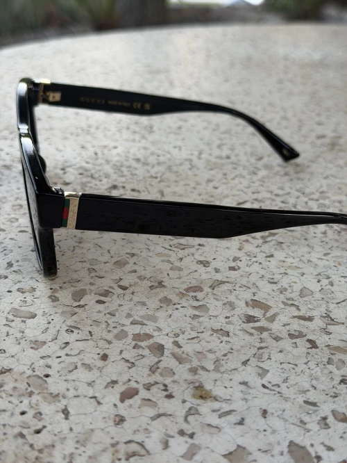 Une paire de lunettes de soleil de la marque Gucci
