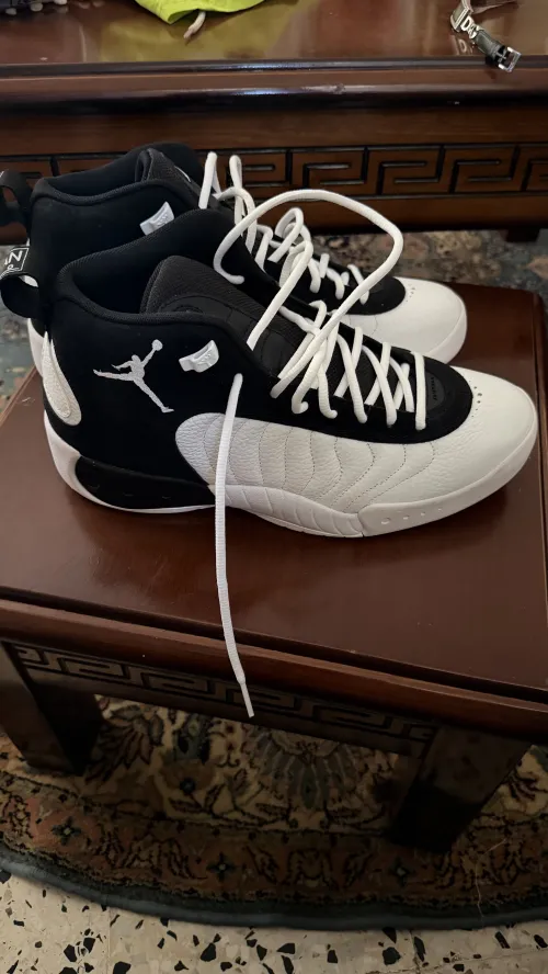 Une paire de baskets de marque Jordan
