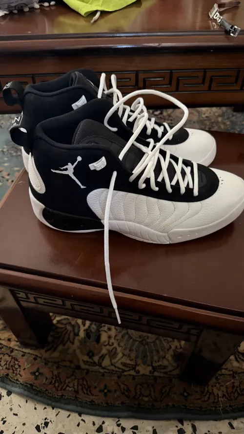 Une paire de baskets de marque Jordan