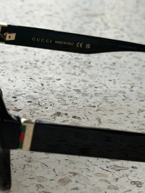 Une paire de lunettes de soleil de la marque Gucci