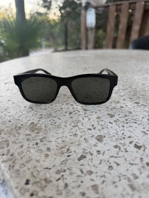 Une paire de lunettes de soleil de la marque Gucci