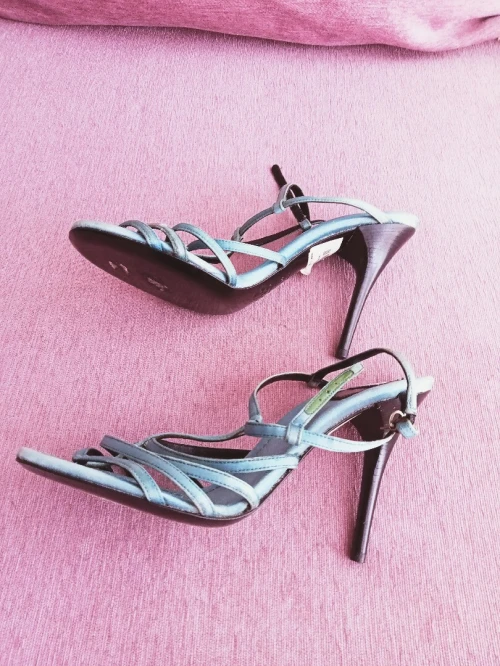 Sandales chics en satin et cuir de marque