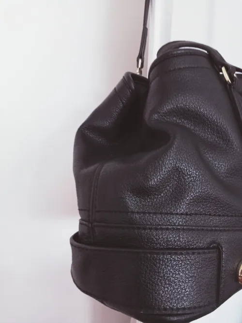 Grand sac de marque en cuir robuste