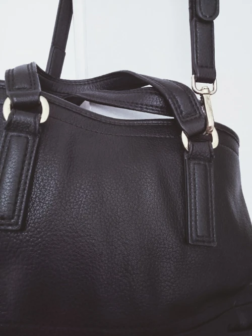 Grand sac de marque en cuir robuste