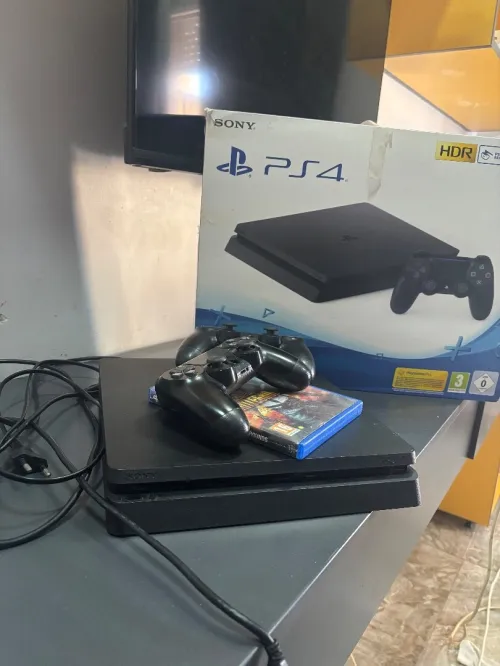 ps4 slim/500gb/avec 2 manettes/version 13.02