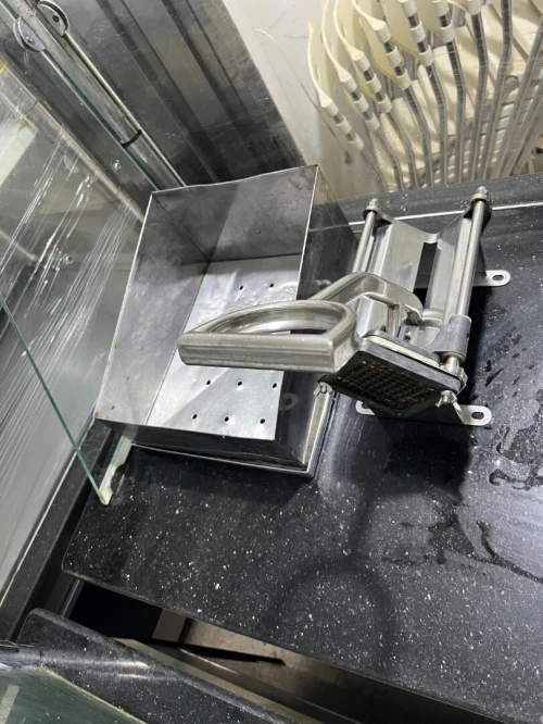haute , pétrin, 15 chaise ,les tables, comptoirs , caisse, plaque chauffante a gaz  , evier ....