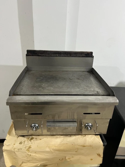 haute , pétrin, 15 chaise ,les tables, comptoirs , caisse, plaque chauffante a gaz  , evier ....
