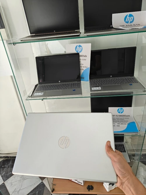LAPTOP HP 15-fd0095wm-intel core i51235U (12é gen) 8G RAM, 256SSD, 15,6 full hd, couleur Silver