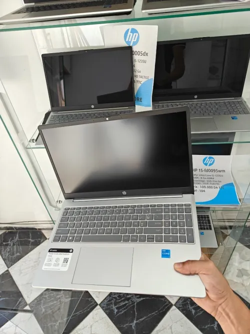 LAPTOP HP 15-fd0095wm-intel core i51235U (12é gen) 8G RAM, 256SSD, 15,6 full hd, couleur Silver