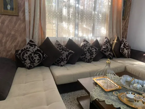 Beau salon de 8places avec des jetés presque neuf