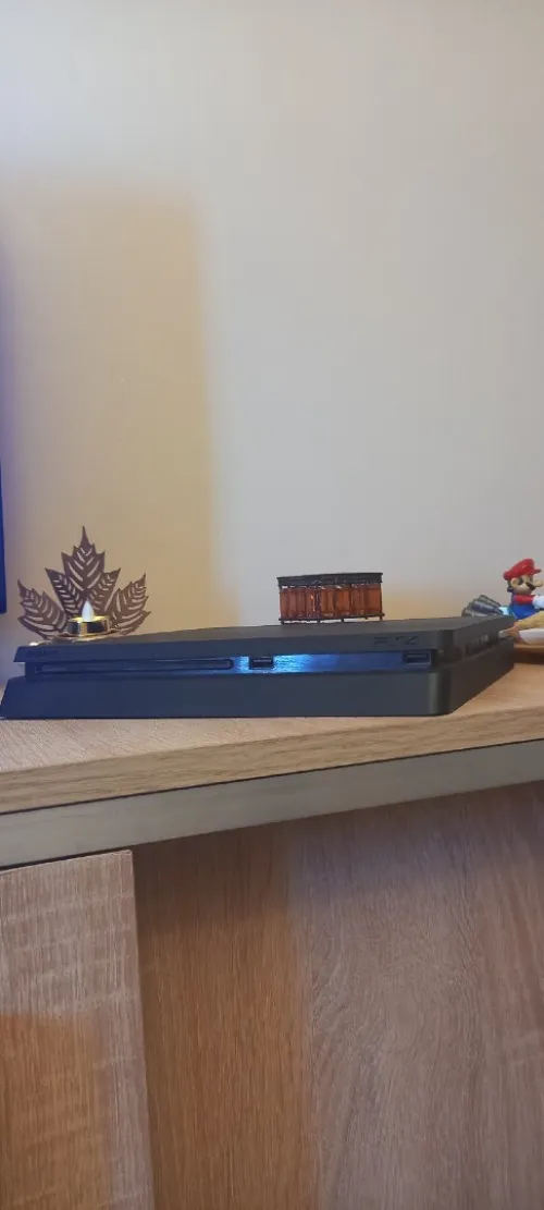 Ps4 peu utilisé jamais ouverte avec 1 manette original tres bon état 