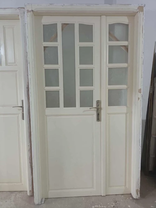 Portes en bois rouge