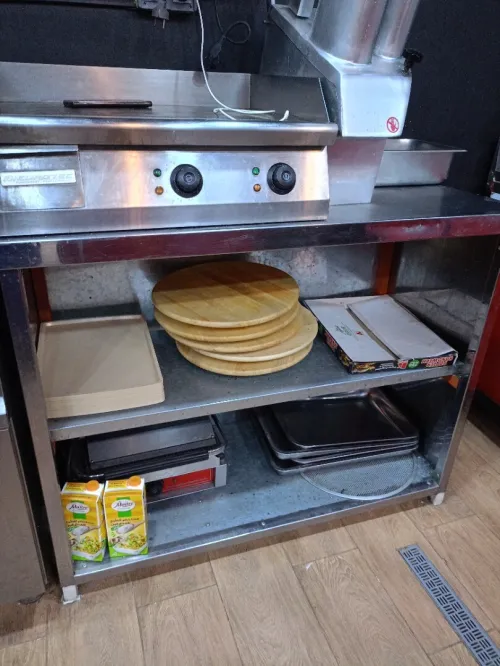 FOUR PIZZA TUNEL
