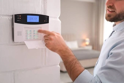 Installation système d'alarme anti-intrusion et anti-incendie par une équipe pro