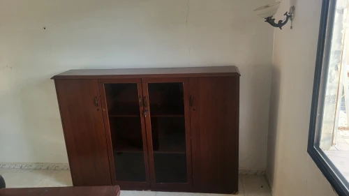 Ensemble de bureau et chaises  et armoire 