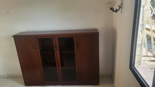 Ensemble de bureau et chaises  et armoire 