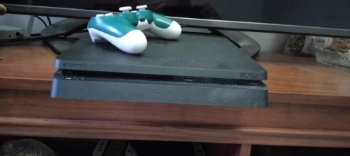 Play 4 slim + 4 jeux videos