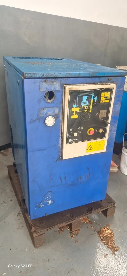 Vend lot compresseurs à vis et sécheur d'air d'occasion