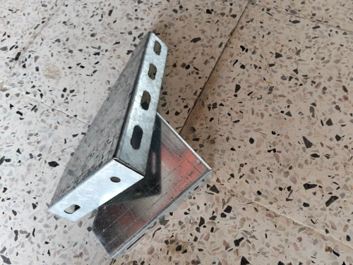 Chemin de câble toute dimensions, rails, supports et accessoires de fixation