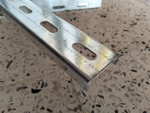 Chemin de câble toute dimensions, rails, supports et accessoires de fixation