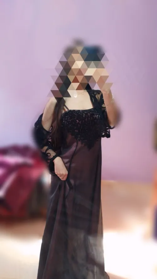 Des robes de soirée en très bon état ou neuves sont disponibles
