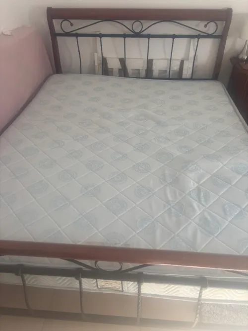 Un lit double avec matelas orthopédique