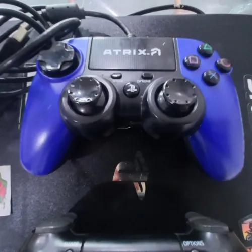 PS4 PRO 1 TERA et 2 Manettes