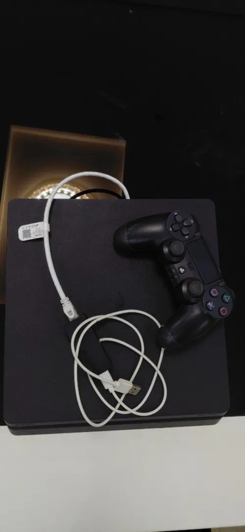 Ps4 slim flashè tres bon etat