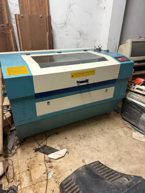 Machine de gravure et de découpe Laser 