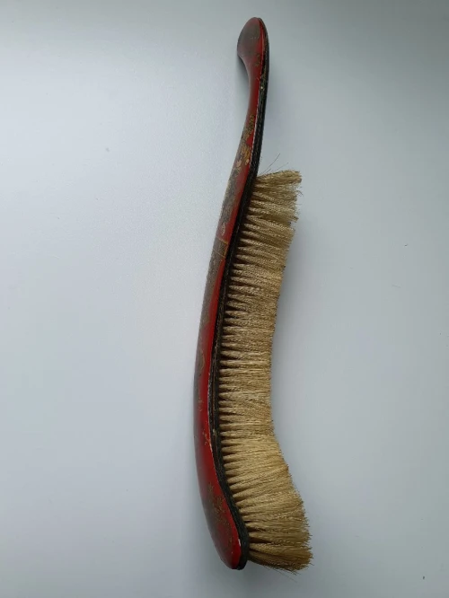 Ancienne brosse pour ramasse miettes. Décore chinois de scènes peinte 