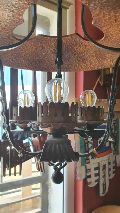 Lustre rustique allemand en fer forgé et cuivre rouge 3 lumières