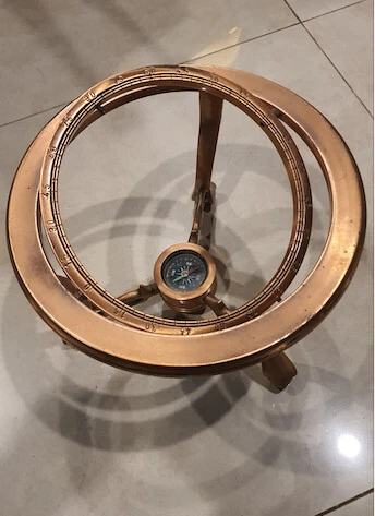 Support Globe en bronze avec boussole 