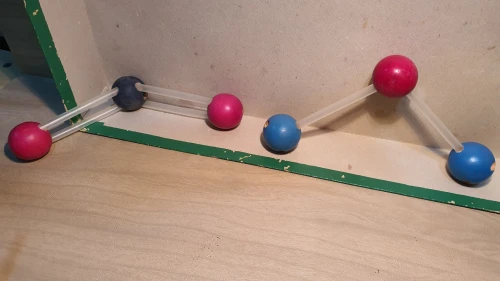 Vintage jeu éducatif d'assemblage de structure moléculaire (boules bois et tiges à emboîter), Chimie