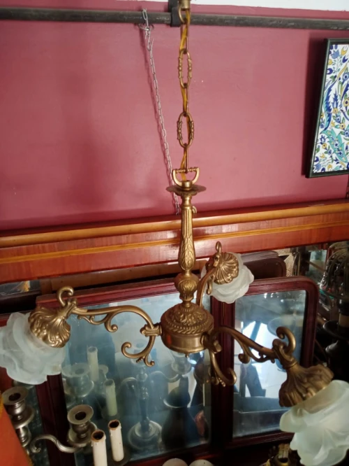 Lustre en bronze à 3 lumières et tulipes en verre opaque.