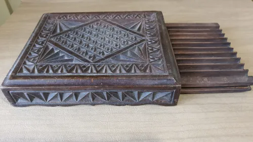 Vintage Distributeur; Boîte à cigarettes en bois sculpté avec système de tiroir. LIQUIDATION