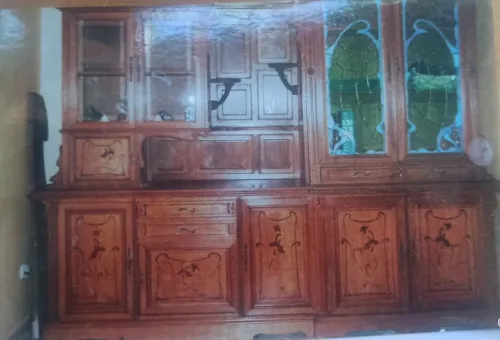 Grande Vitrine Bibliothèque Art Nouveau par l'élève de Louis Majorelle, avec Marqueterie et Vitraux