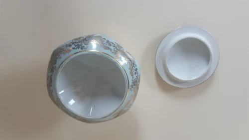 Élégant pot couvert tripode en Porcelaine de Limoges, motifs floraux, estampillée ULIM