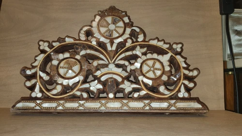 Ancien Ornement de meuble oriental en bois incrusté de nacre.